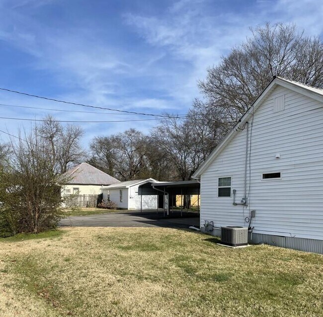 Building Photo - 313 Coles Ferry Pike