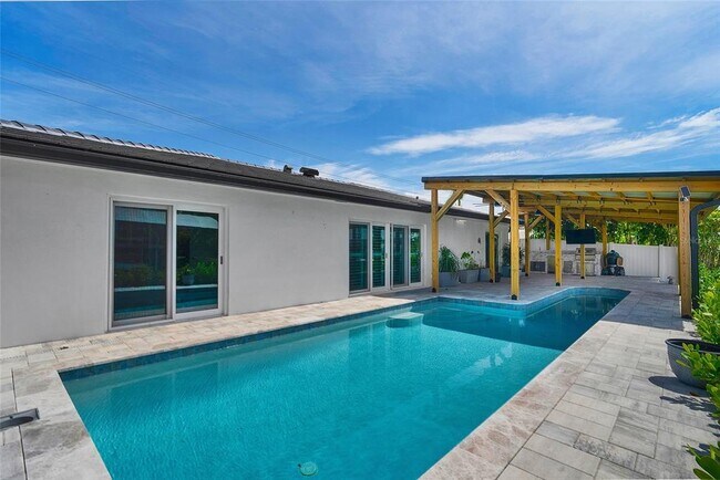 Building Photo - 3944 Doral Dr