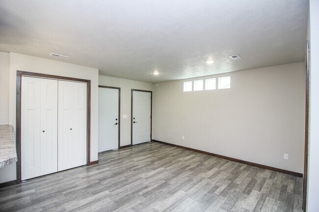 Building Photo - Newer 3 bed 2 bath in Tea  Special rate $1775 with a 13 month lease