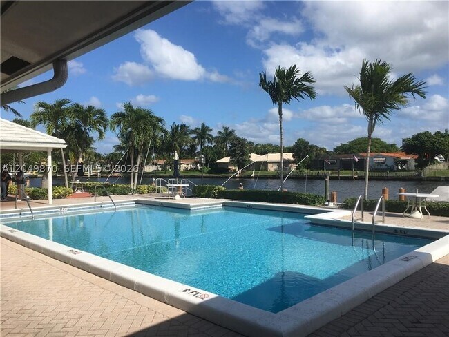 Building Photo - 110 Cypress Club Dr