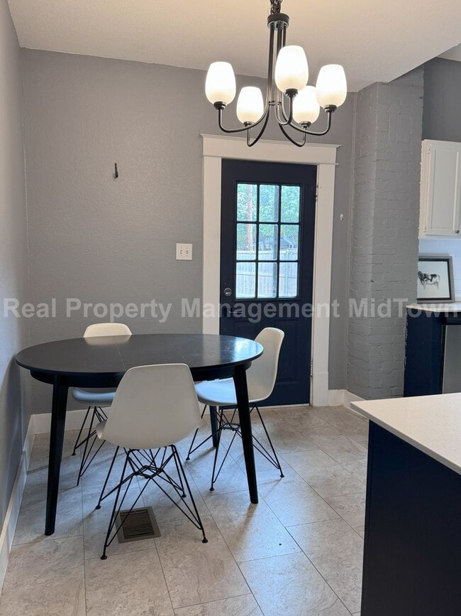Building Photo - Live in the Heart of One of Dallas’ Most I...