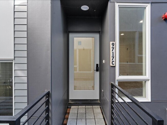 Building Photo - Beautiful Greenwood Townhome with Rooftop ...