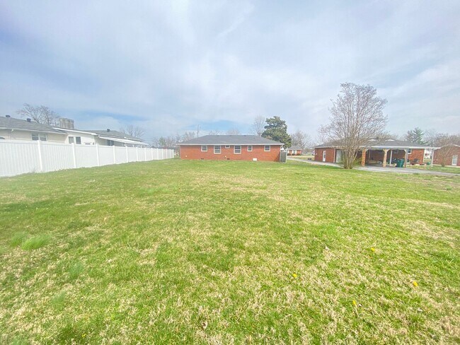 Building Photo - 404 Vosswood Dr