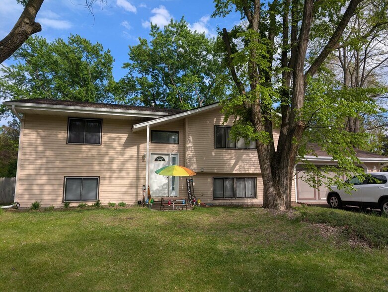 Building Photo - 7417 Meadowwood Dr