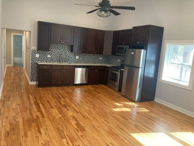 Building Photo - 1929 W Montrose Ave