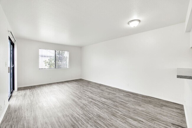 Building Photo - 2BD 2BTH B