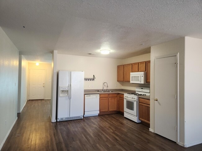 Building Photo - 5833 Sandoval Dr NE