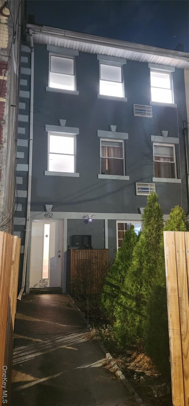 Building Photo - 452 Linwood St