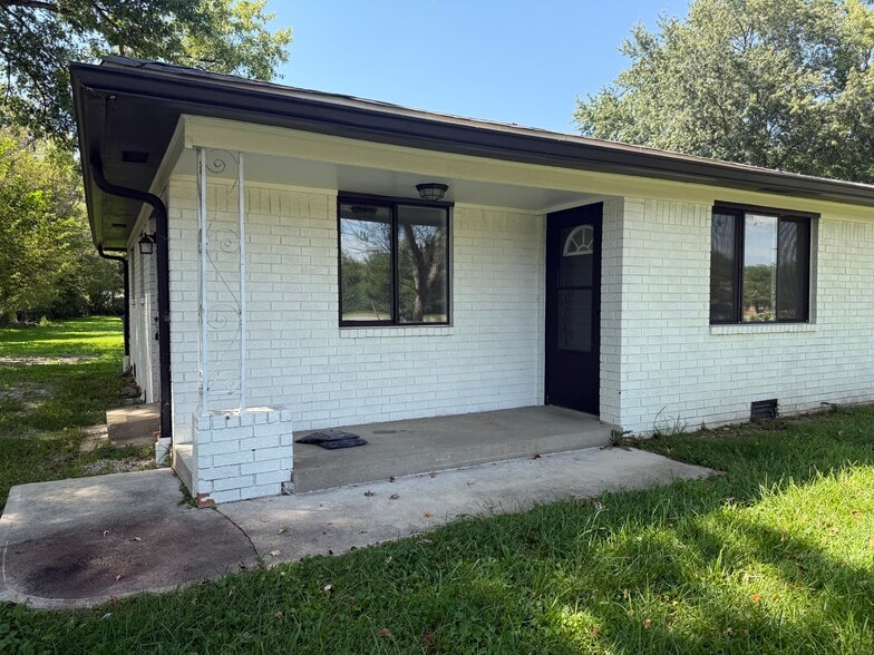 Building Photo - 890 N Avon Ave