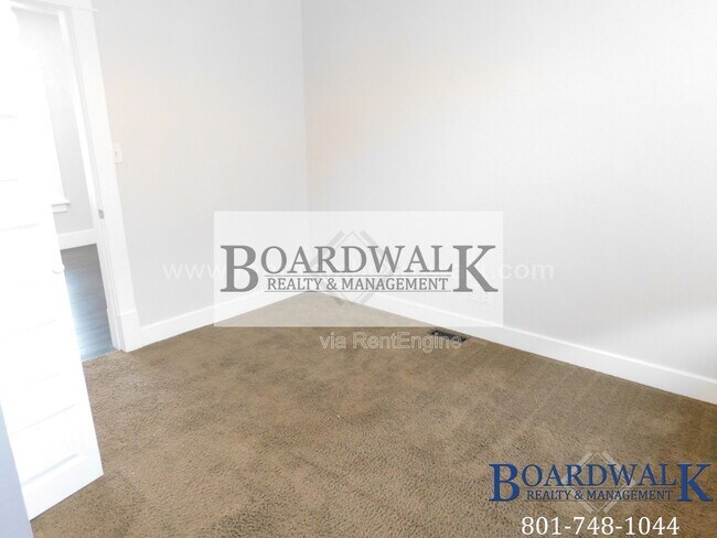 Building Photo - 657 Warnock Ave