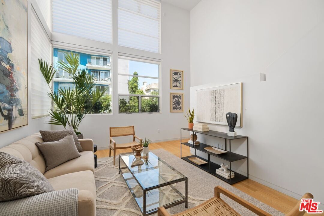 Building Photo - 742 N Hudson Ave