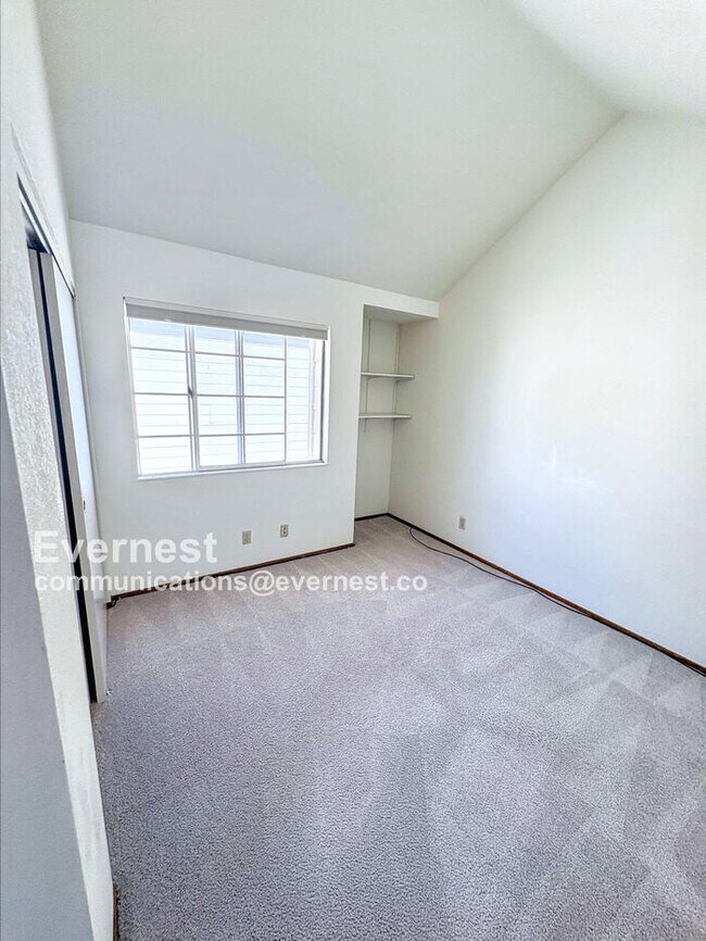 Building Photo - 34282 Kenwood Dr