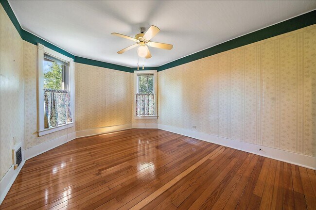 Building Photo - Beautiful 3 Bedroom Victorian Home, With B...