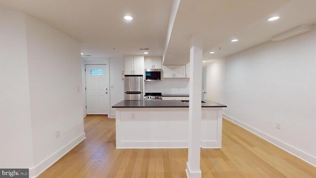 Building Photo - 472 Ridge St NW