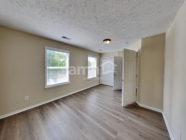 Building Photo - 2793 Sutherland Dr