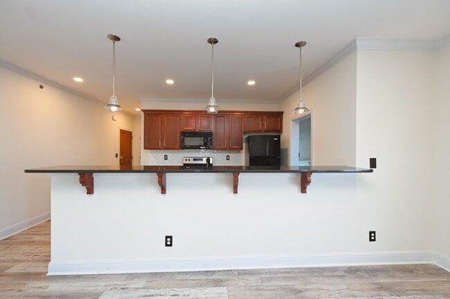 Building Photo - Spacious Germantown Gem!