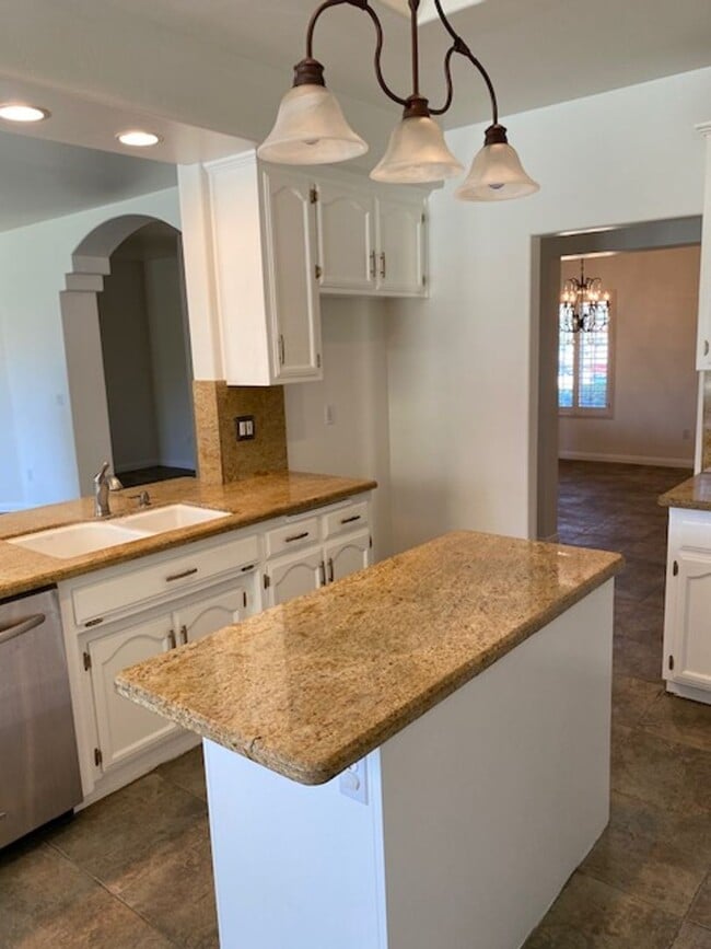 Building Photo - Gorgeous 4 Bedroom 2 Bath Home W/Pool!