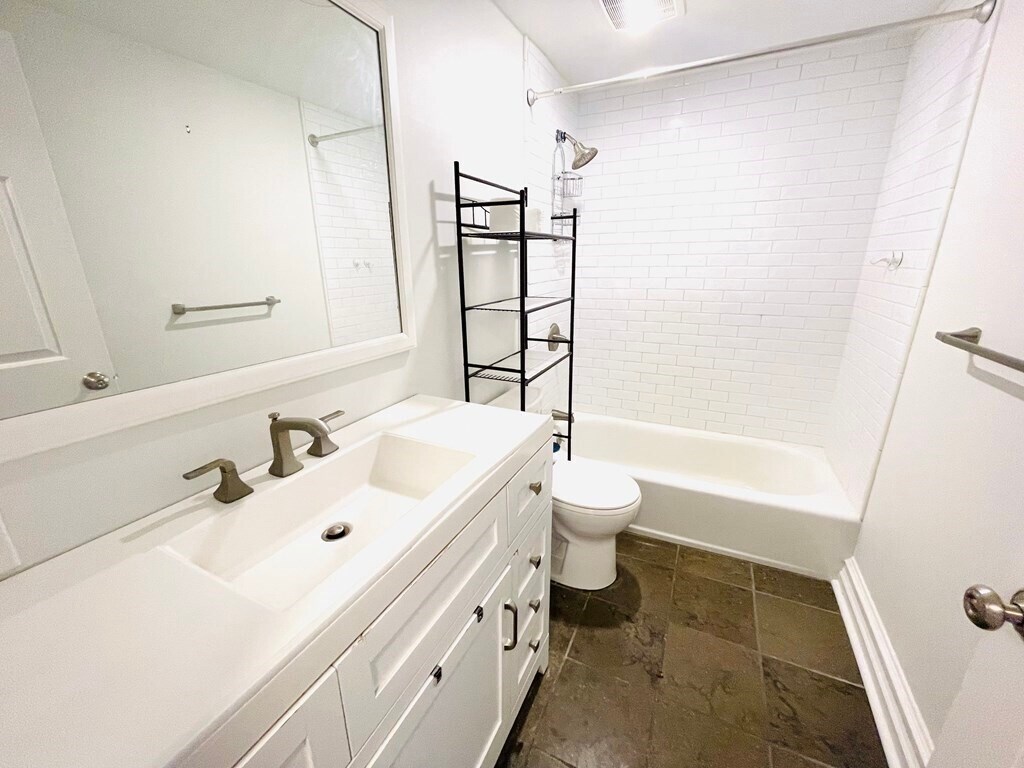 Building Photo - 416 Medford St