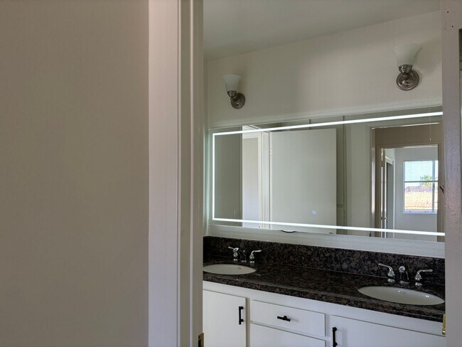 Building Photo - 2 bed 2 bath ocean view Stand alone bungalow by the beach