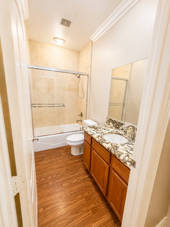 Building Photo - Spacious 3-Bed, 3-Bath + Bonus room as office/den.  Great room - Open Kitchen with island.  Gem i...