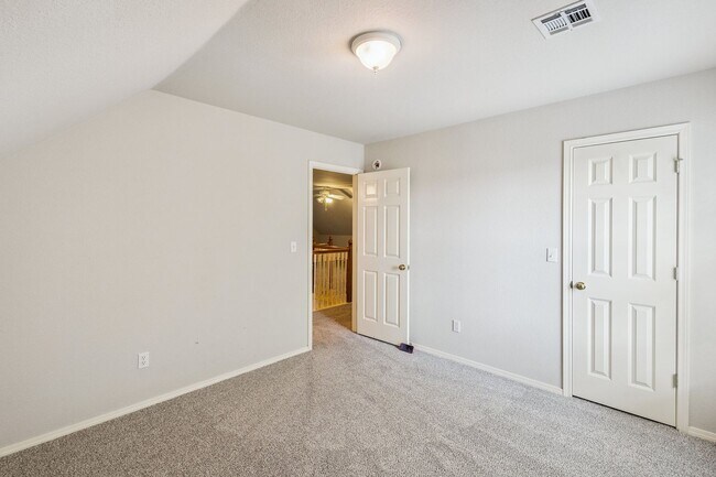 Building Photo - Spacious 4 Bedroom + Bonus Room & Office