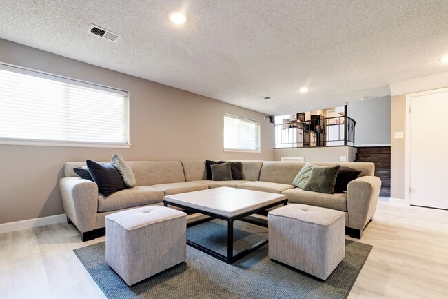 Building Photo - Spacious 4-Bedroom Home with Private Backy...