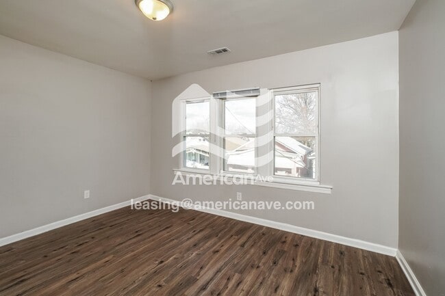 Building Photo - 810 Sutcliffe Ave