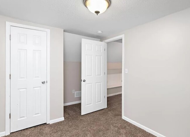 Building Photo - 3 Bedroom With Office And Fenced Yard