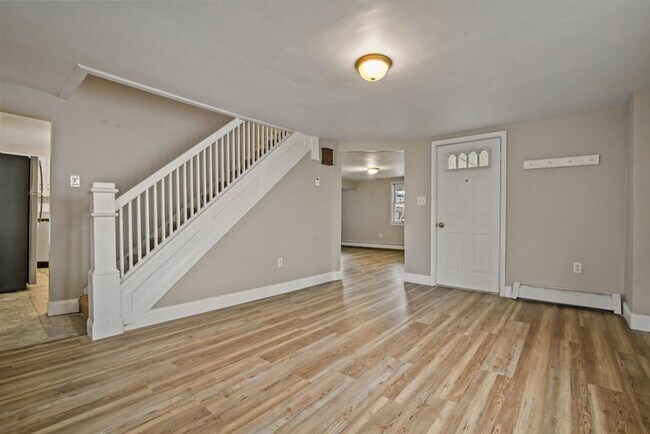 Building Photo - Newly Renovated 4-Bedroom House with Moder...