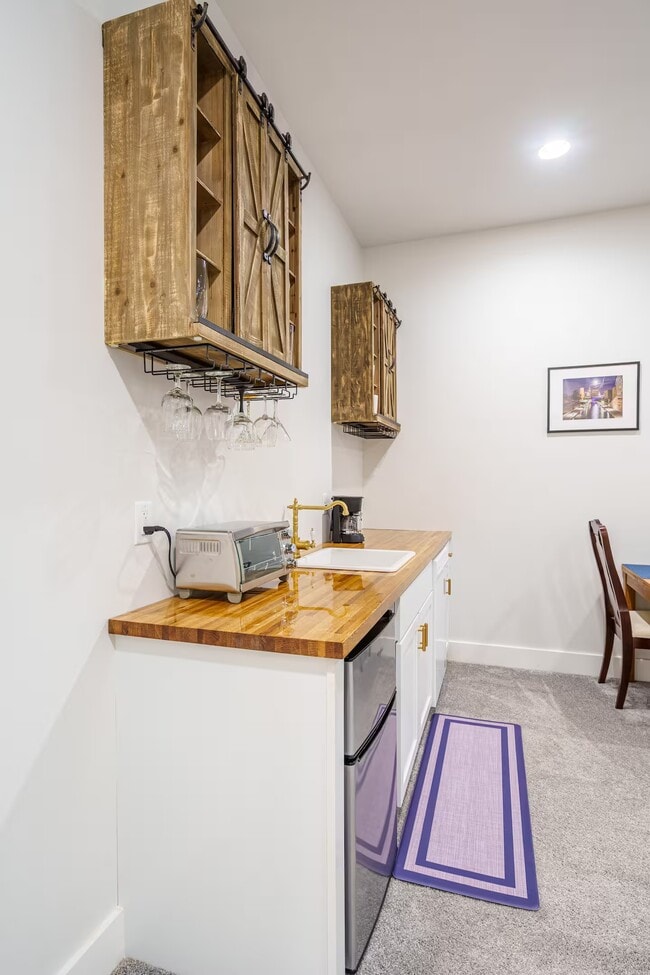 Building Photo - 930 Elm St