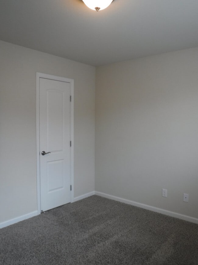 Building Photo - Great 4 Bedroom Condo With Upgrades! Highland Park Subdivision