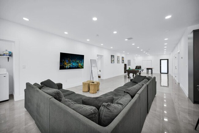 Building Photo - 5313 NE 1st Ave