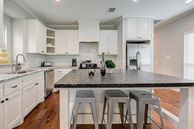 Building Photo - 921 Kern St