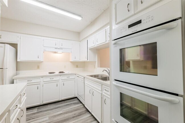 Building Photo - 3004 Beecave Dr