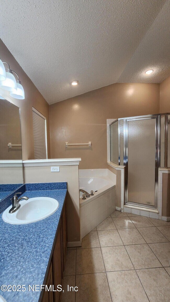 Building Photo - 256 Southlake Dr