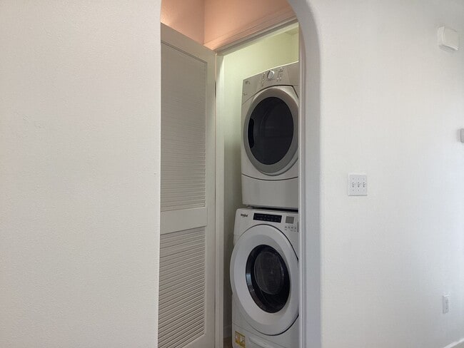 Building Photo - 1587 Etchings Way