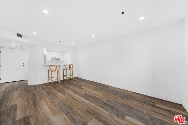 Building Photo - 501 Palisades Dr