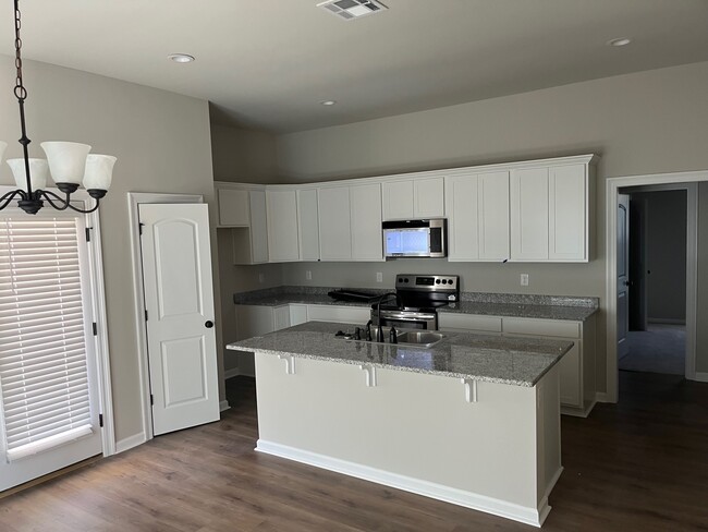 Building Photo - 41297 Jolane Dr