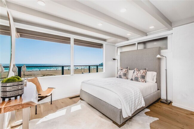 Building Photo - 816 The Strand