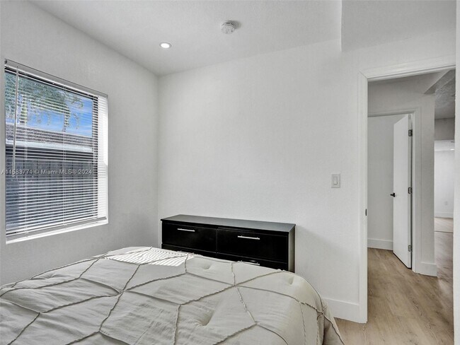 Building Photo - 3661 NE 8th Ave