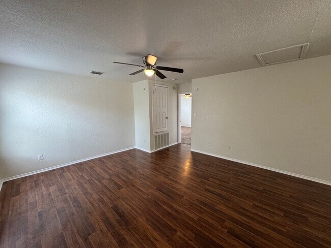 Building Photo - CUTE 2-STORY NESTLED ON A CUL-DE-SAC FEATU...