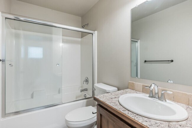 Building Photo - Townhome 3 bed 2.5 bath