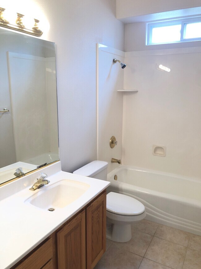 Building Photo - 3 bed 2 bath home for rent in Hurricane