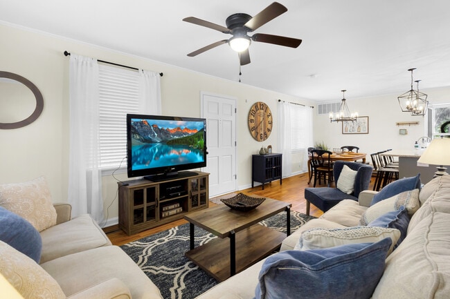 Building Photo - 604 9th St