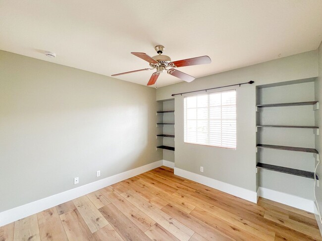 Building Photo - Tustin 2 Bed 2 Bath Home - Wood Floors - C...