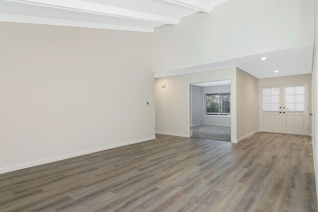 Building Photo - Beautiful & Large Home in Quiet Gatewood Hills - Private Backyard - 2-Car Garage