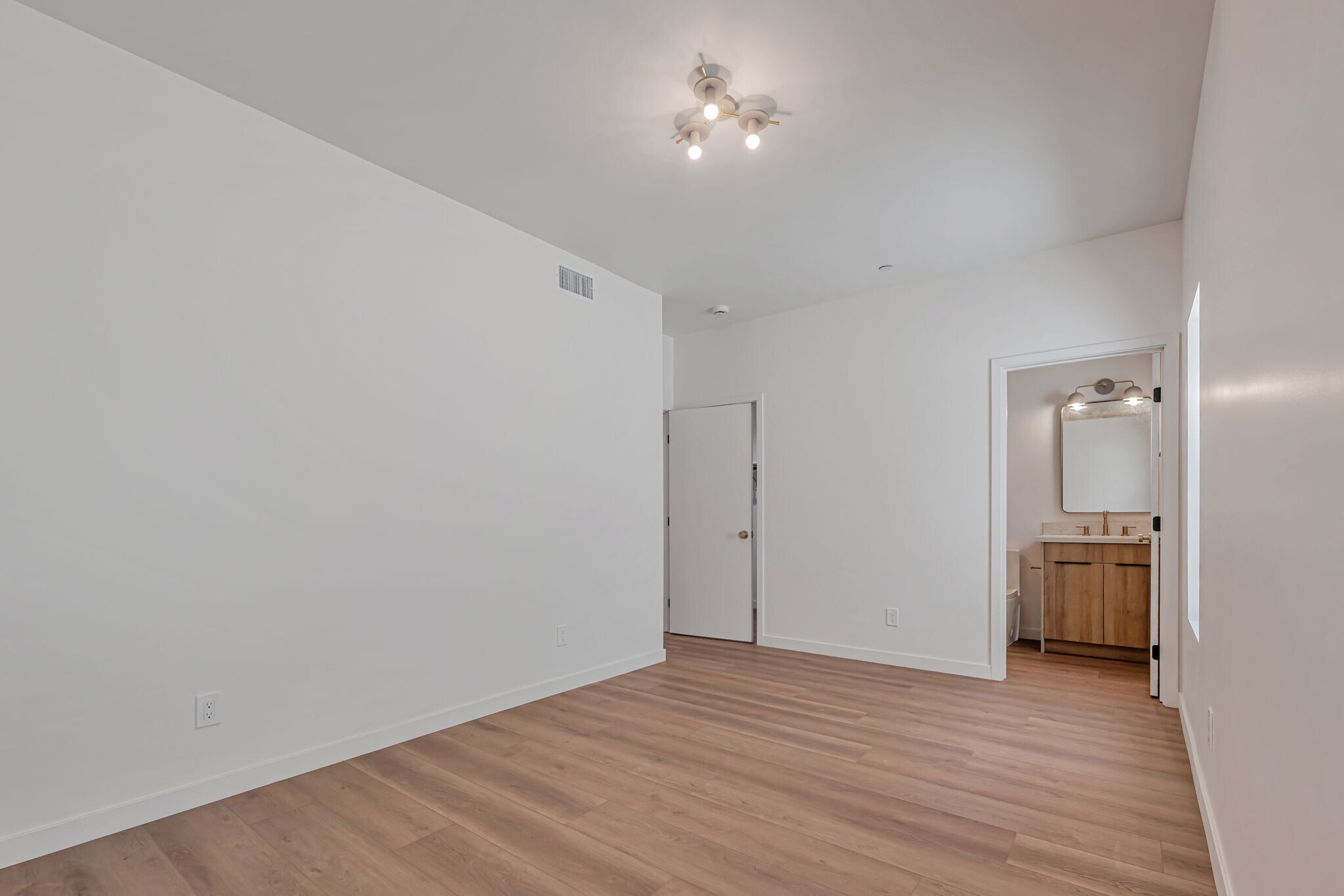 Building Photo - 416 S Ave 56