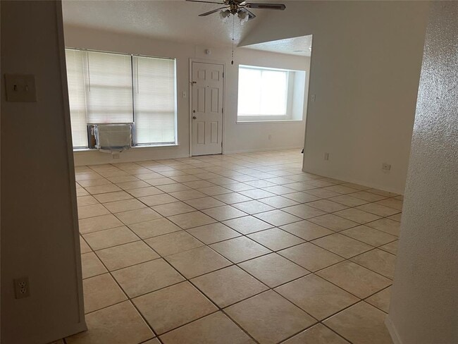 Building Photo - 10901 W Dogwood Dr