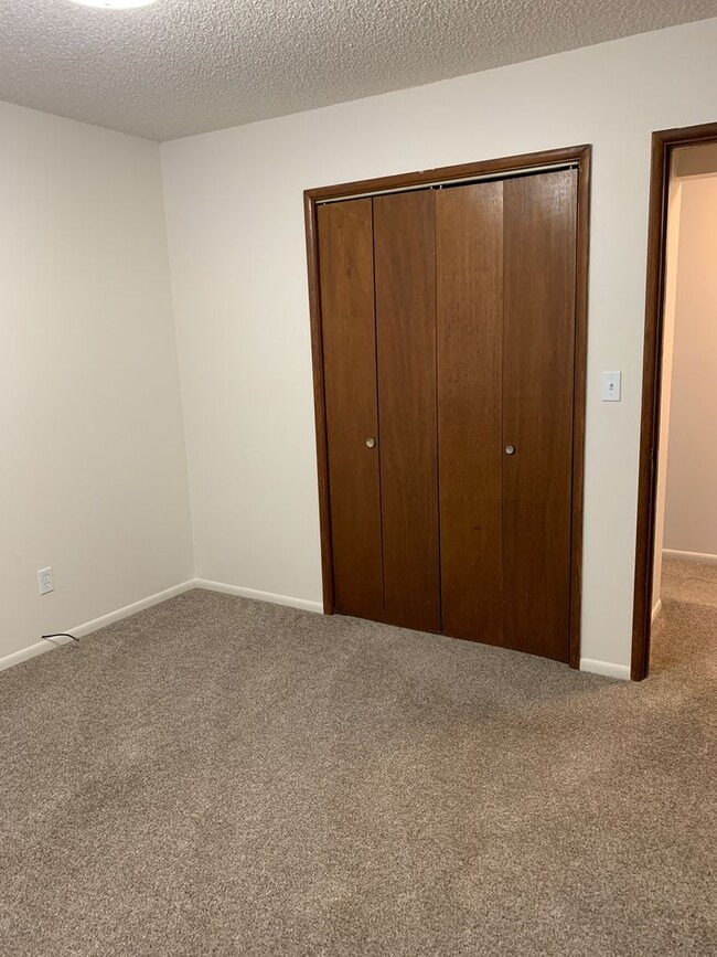 Building Photo - AVAILABLE NOW!! West side - 2 Bdrm, 1 Bath