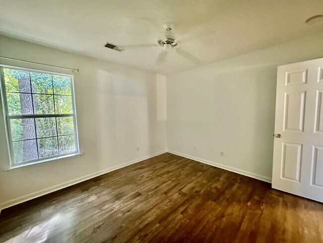 Building Photo - Four Bedroom, End Unit Townhome in the Farm!